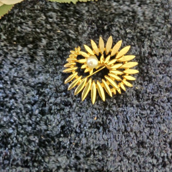 Vintage Brooks Brushed & Glossy Gold Tone Dimensional Brooch w/ Faux Pearl 1.75" - Picture 2 of 8